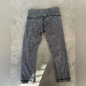 Lululemon size 6 capri leggings